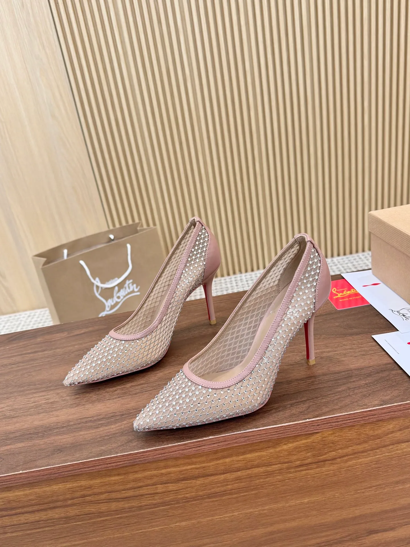 👟👟Ex-factory price 440👟👟 Genuine leather sole +40 Year-round shipment💝Christian Louboutin CL👠 Classic "💎Cow Patent Leather💎Series" noble and luxurious, real blingbling✨ Real materials, all customized by the pattern maker, and the materials are made of original customized materials, achieving the taste of the original 6 color options💍 Upper: imported 👉cow patent leather💪 lining: sheepskin foot pad/lining code number: 34-40.41.42 heel height: two options: 10.5cm and 8.5cm